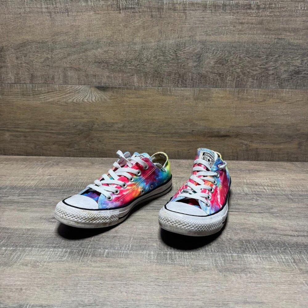 The Converse Chuck Taylor Tie Dye Canvas Sneakers in women's size 7 feature a lo